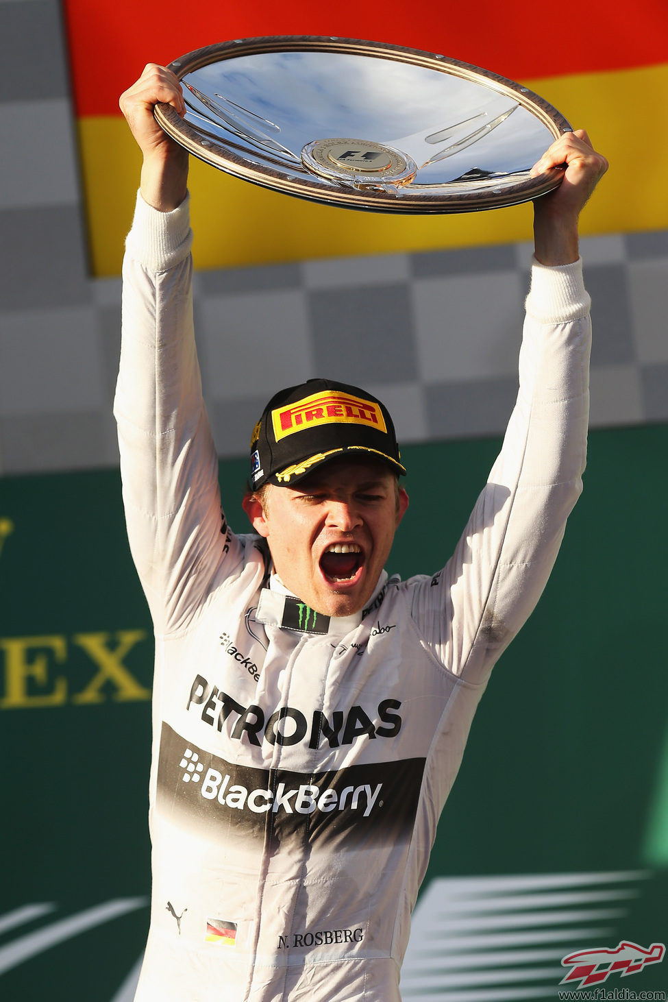 Nico Rosberg alza el trofeo del campeón