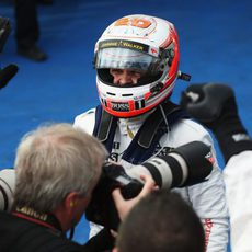 Kevin Magnussen se acerca a su equipo para celebrar su resultado