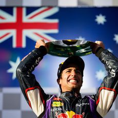 Derroche de alegría en el podio de Daniel Ricciardo