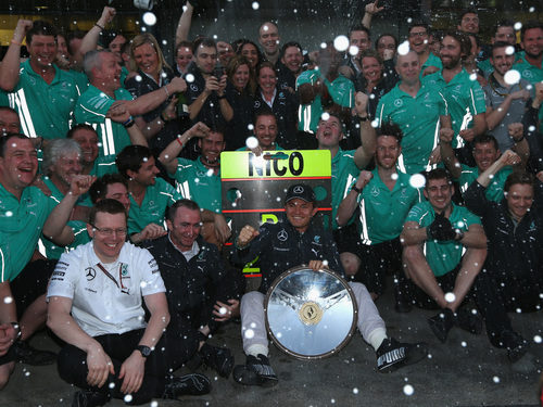 Mercedes celebra el triunfo de Nico Rosberg