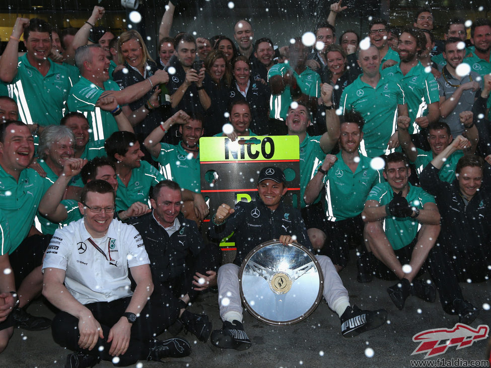 Mercedes celebra el triunfo de Nico Rosberg