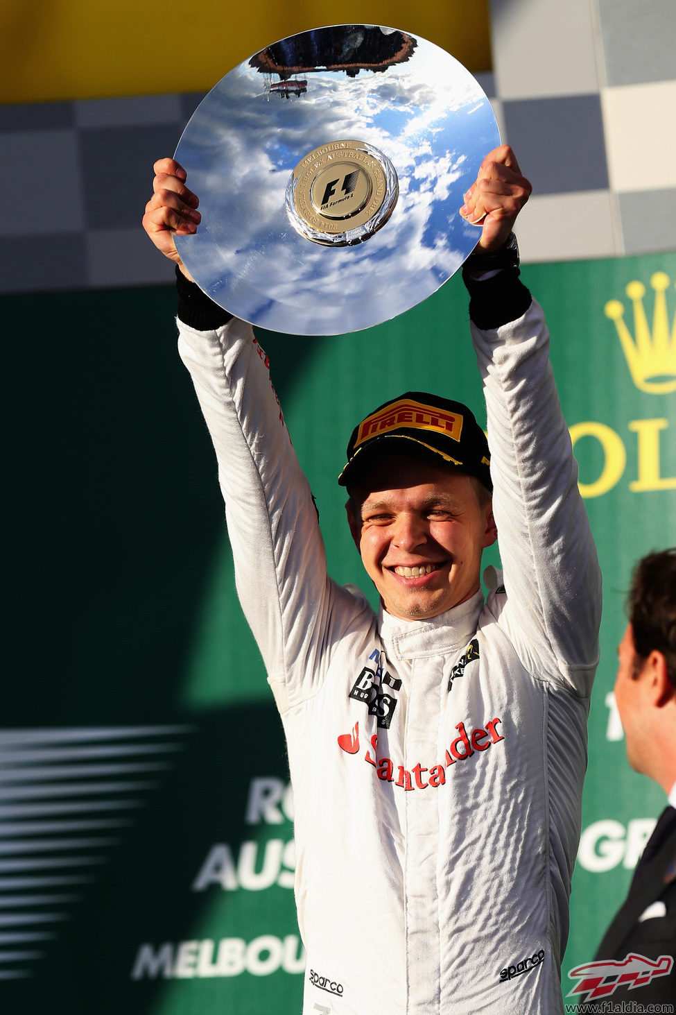 Kevin Magnussen levanta su trofeo en Melbourne