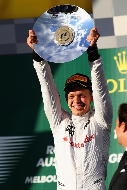 Kevin Magnussen levanta su trofeo en Melbourne