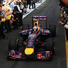 El RB10 de Daniel Ricciardo llega al parque cerrado