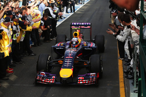 El RB10 de Daniel Ricciardo llega al parque cerrado