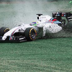 Salida de pista de Felipe Massa en la primera curva