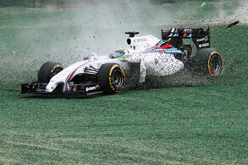 Salida de pista de Felipe Massa en la primera curva