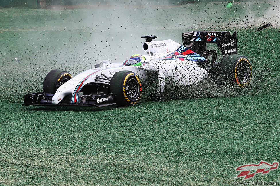 Salida de pista de Felipe Massa en la primera curva