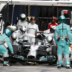 Nico Rosberg realiza su parada en boxes