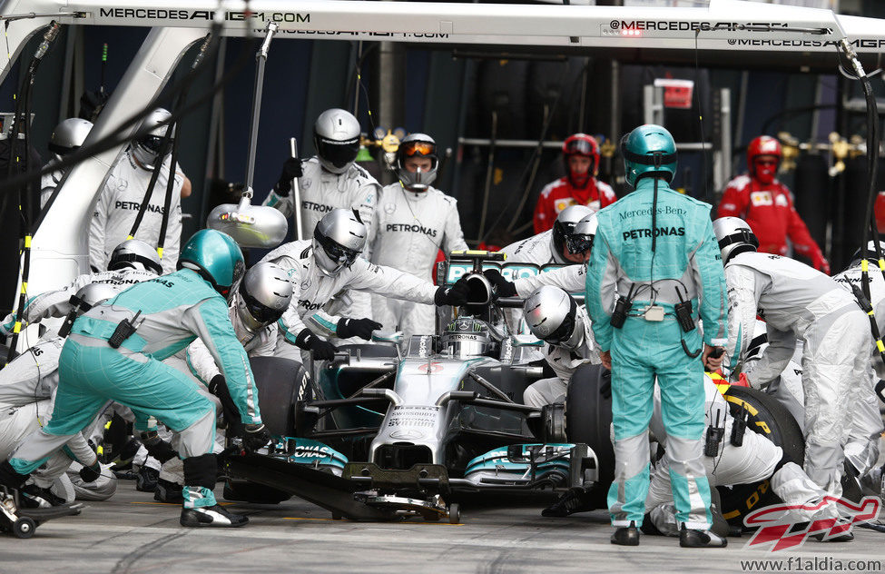Nico Rosberg realiza su parada en boxes