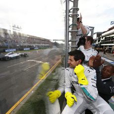 Mercedes celebra desde el muro la victoria de Nico Rosberg