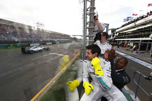Mercedes celebra desde el muro la victoria de Nico Rosberg