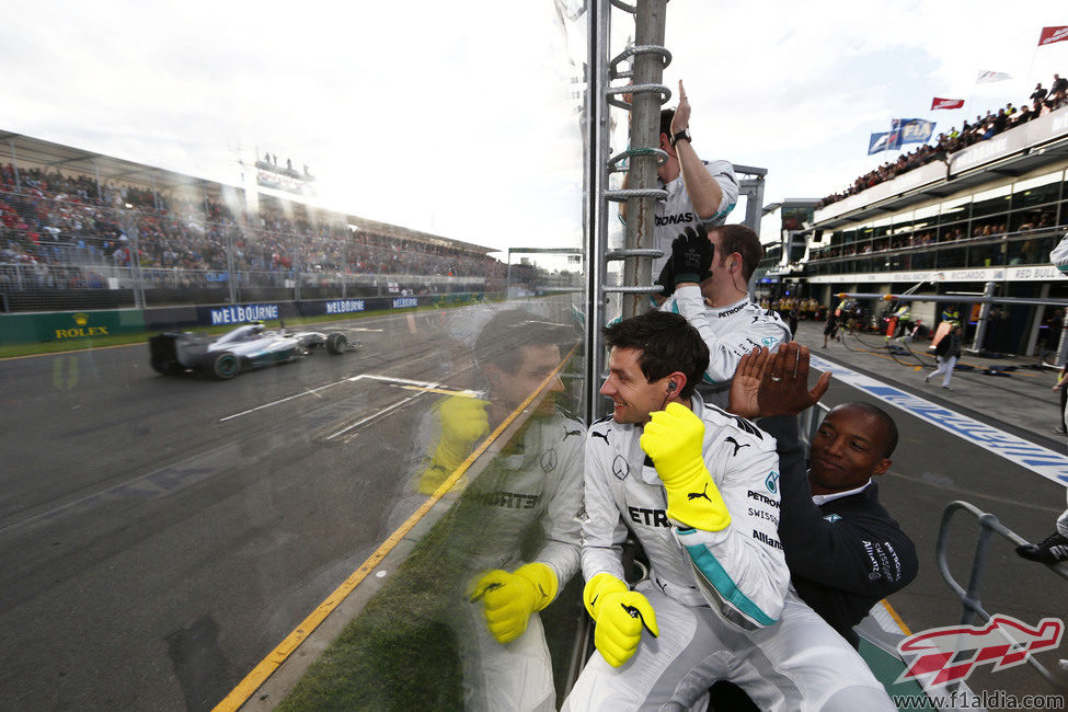 Mercedes celebra desde el muro la victoria de Nico Rosberg