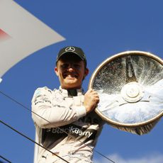 Nico Rosberg muestra el trofeo de su victoria