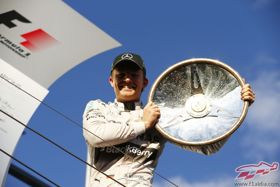 Nico Rosberg muestra el trofeo de su victoria