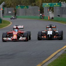 Fernando Alonso adelanta a Nico Hülkenberg