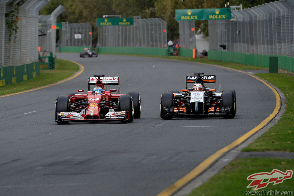 Fernando Alonso adelanta a Nico Hülkenberg