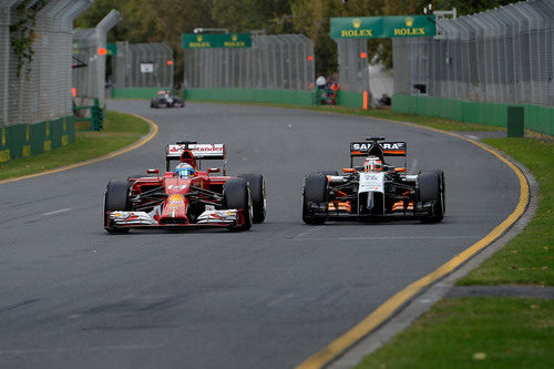 Fernando Alonso adelanta a Nico Hülkenberg