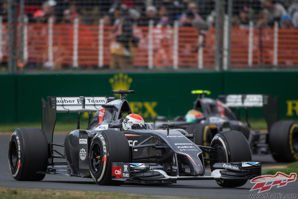 Adrian Sutil delante de Esteban Gutiérrez