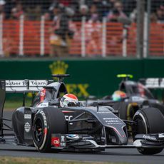 Adrian Sutil delante de Esteban Gutiérrez