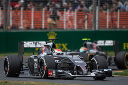 Adrian Sutil delante de Esteban Gutiérrez