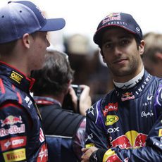 Daniel Ricciardo y Daniil Kvyat charlan antes de la carrera