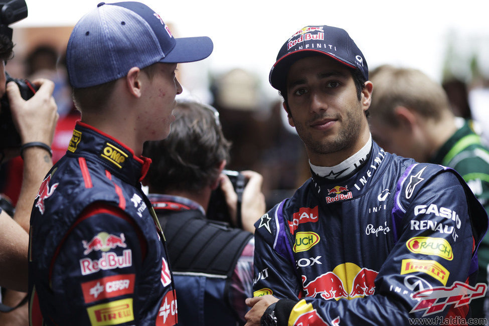 Daniel Ricciardo y Daniil Kvyat charlan antes de la carrera