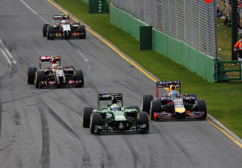 Marcus Ericsson pasando a Sebastian Vettel