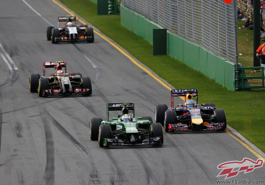 Marcus Ericsson pasando a Sebastian Vettel