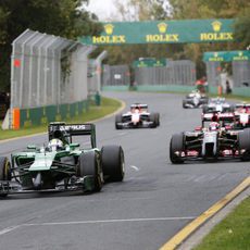 Marcus Ericsson por delante de Romain Grosjean