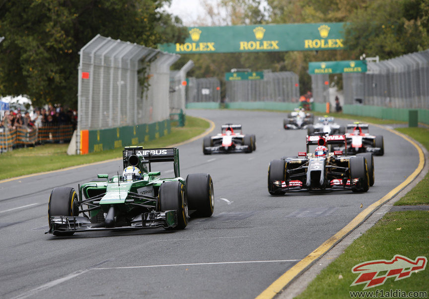 Marcus Ericsson por delante de Romain Grosjean