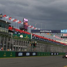 Jules Bianchi rueda sólo en la recta de meta de Albert Park