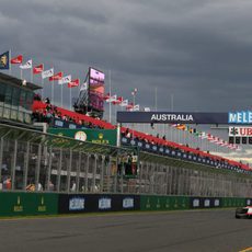 Jules Bianchi rueda sólo en la recta de meta de Albert Park