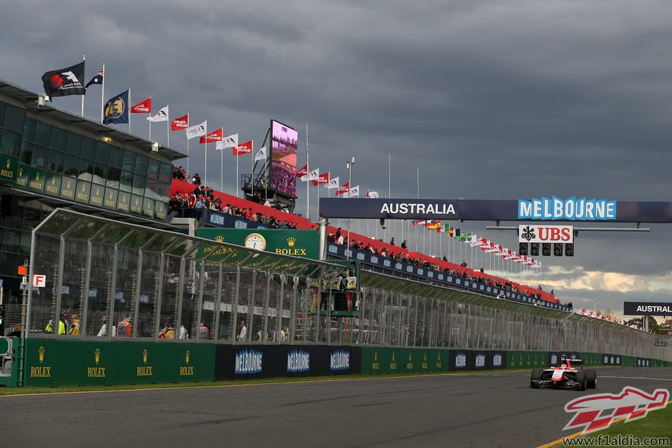 Jules Bianchi rueda sólo en la recta de meta de Albert Park