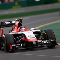 Max Chilton por delante de su compañero Jules Bianchi