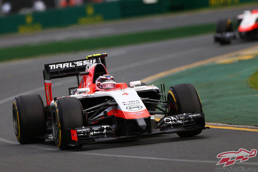 Max Chilton por delante de su compañero Jules Bianchi