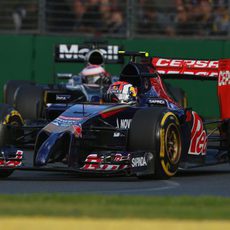 Daniil Kvyat por delante de Jenson Button