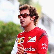 Fernando Alonso en el paddock de Sepang