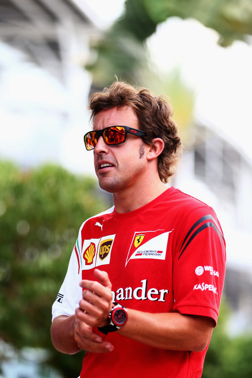 Fernando Alonso en el paddock de Sepang