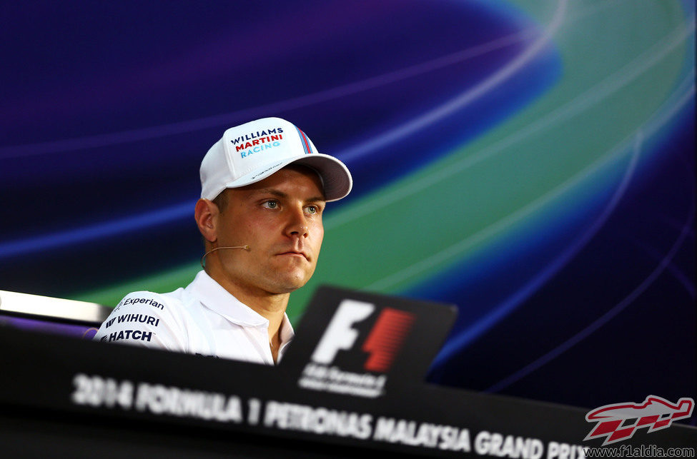 Valtteri Bottas en la rueda de prensa de la FIA