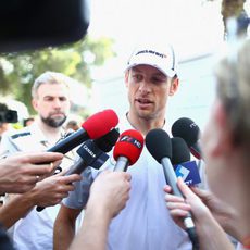 Jenson Button atiende a la prensa en Malasia