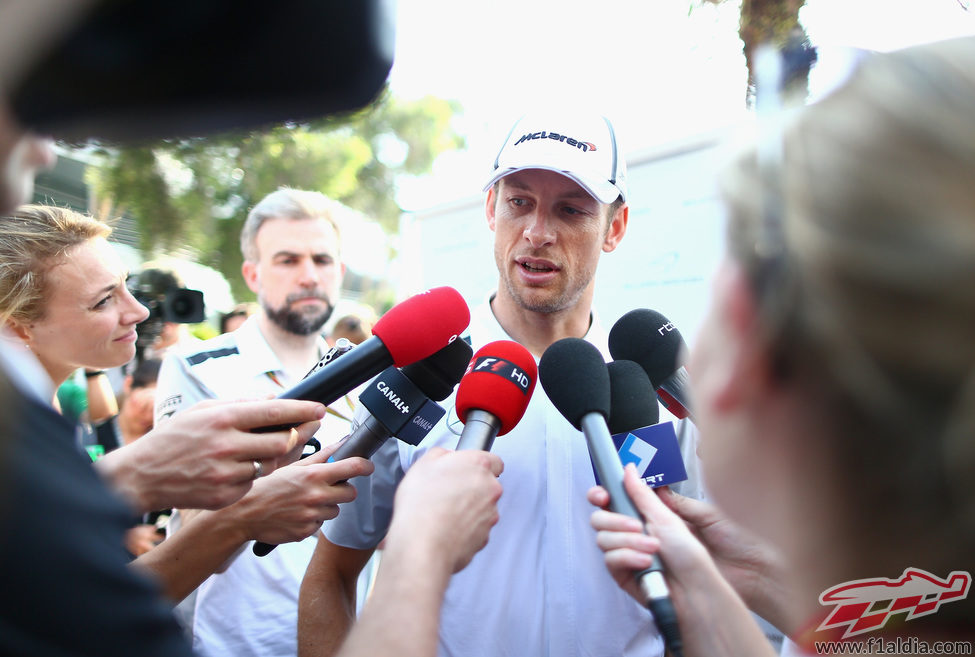 Jenson Button atiende a la prensa en Malasia