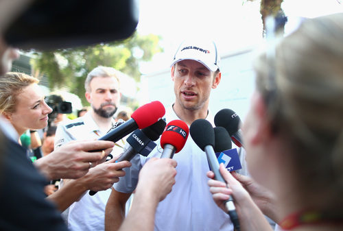 Jenson Button atiende a la prensa en Malasia