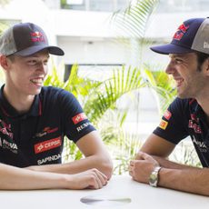 Charla amistosa entre Daniil Kvyat y Jean-Eric Vergne