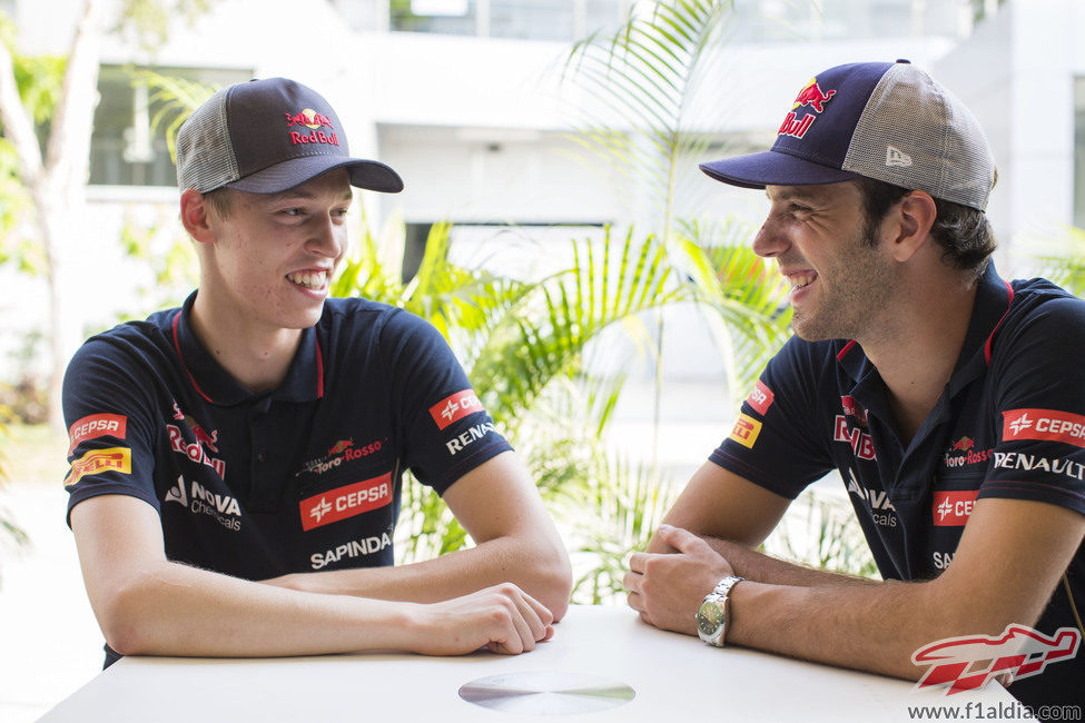 Charla amistosa entre Daniil Kvyat y Jean-Eric Vergne