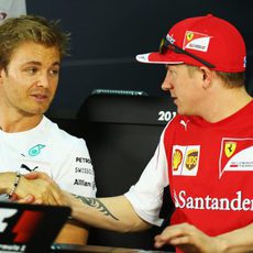 Saludo cordial entre Nico Rosberg y Kimi Räikkönen