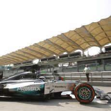 Lewis Hamilton sale de boxes en Malasia