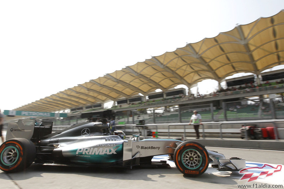 Lewis Hamilton sale de boxes en Malasia