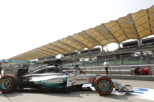Lewis Hamilton sale de boxes en Malasia