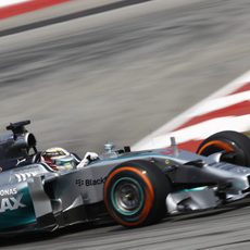 Lewis Hamilton disputa los entrenamientos en Sepang